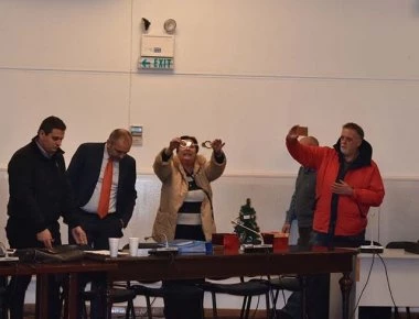 Bίντεο: Σκηνές «ροκ» στη συνεδρίαση δημοτικού συμβουλίου - Γιαούρτια, αυγά και... χειροπέδες